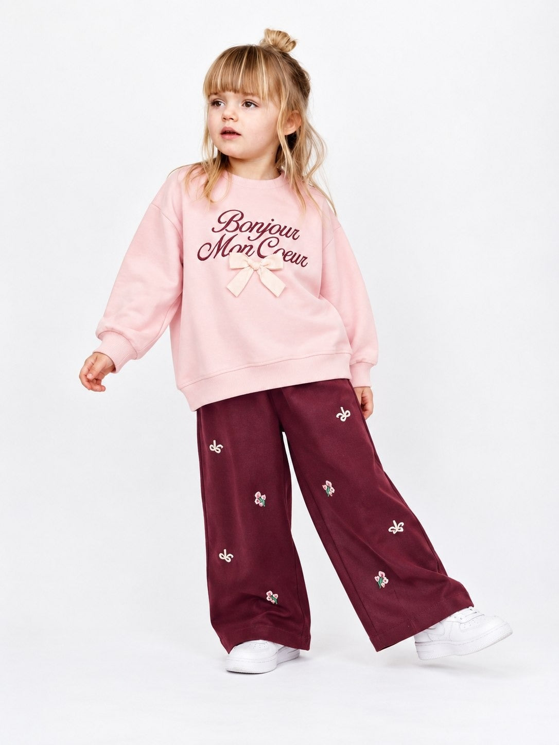 Lili Bonjour Bow – rosa sweatshirt med rosett och vinröda vida byxor